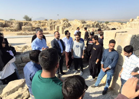بازدید دانشجویان رشتۀ شهرسازی دانشگاه سلمان فارسی کازرون از شهر باستانی بیشاپور