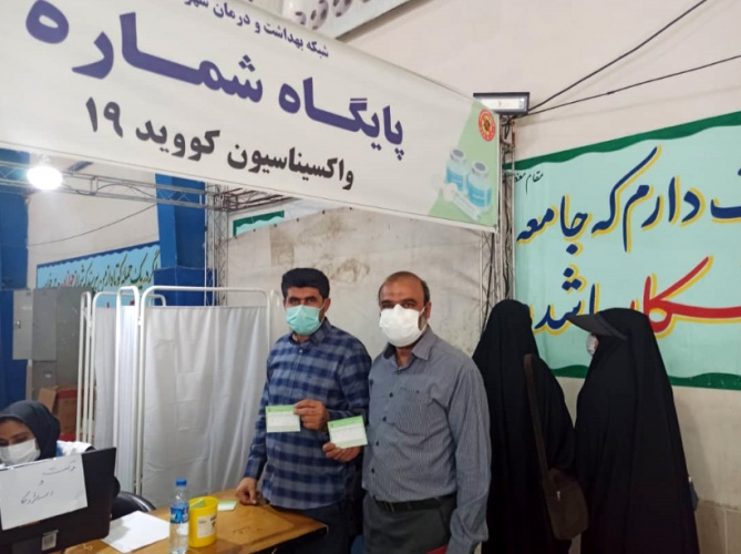 کارکنان دانشگاه سلمان فارسی کازرون، دُز اول واکسن کرونا را تزریق کردند