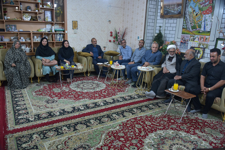 دیدار دانشگاهیان دانشگاه سلمان فارسی کازرون با خانواده‌های دو جانباز دفاع مقدس