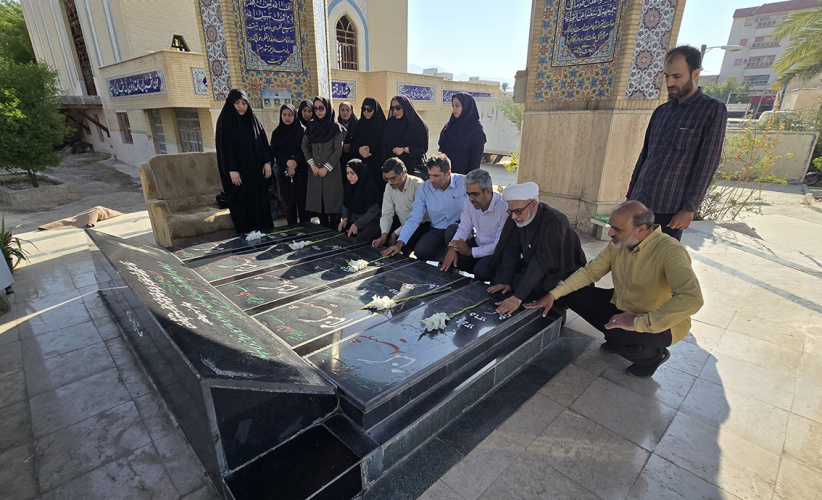 گلباران قبور مطهر شهدا توسط جمعی از دانشگاهیان دانشگاه سلمان فارسی کازرون